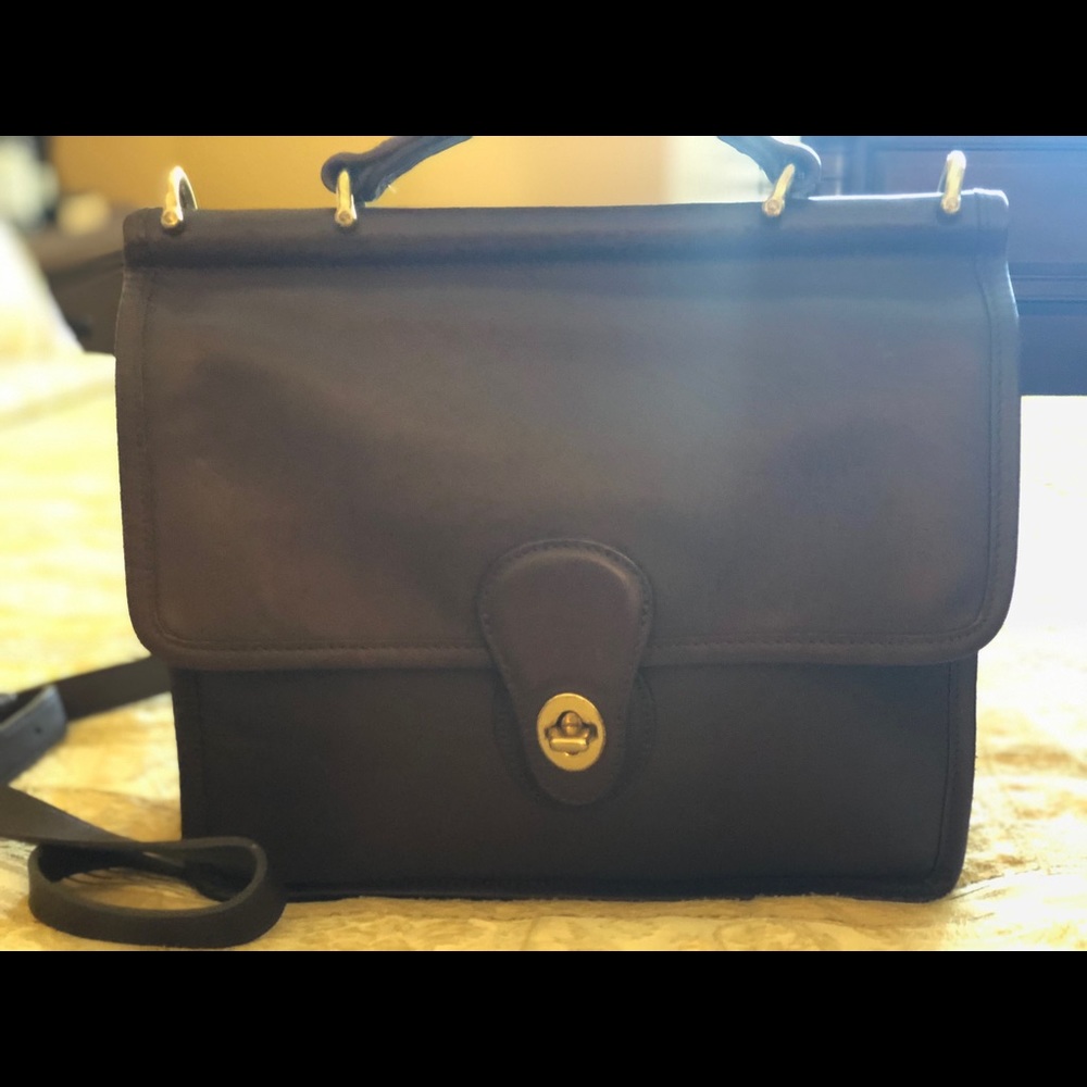 Top/ shoulder coach bag.